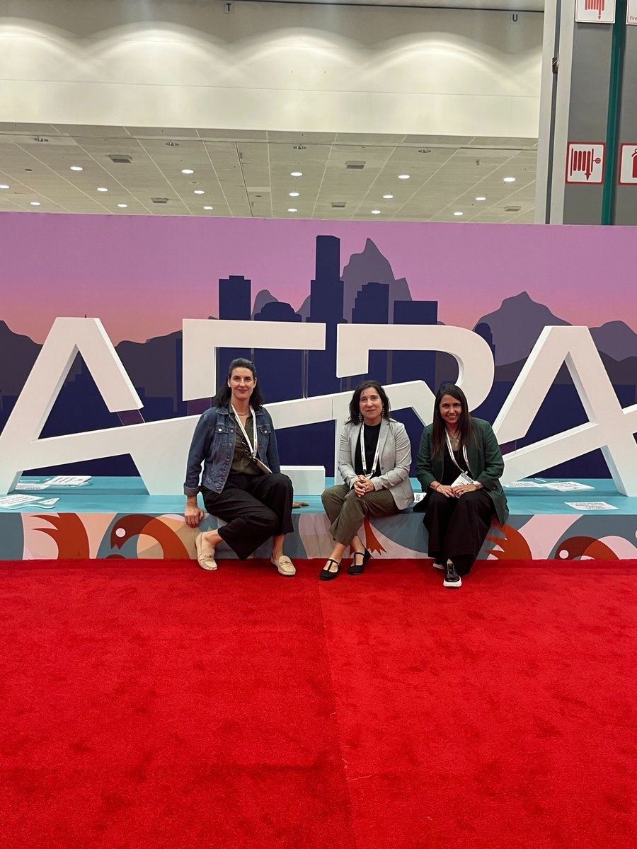 Fac_EducacionUC's tweet image. 🌎Florencia Gómez, académica de #EducaciónUC, participó en #AERA2026. Junto a Bárbara Zoro, estudiante del Doctorado en #EducaciónUC, presentó una investigación sobre liderazgo docente en ed. matemática. Además, expuso sobre alianzas entre investigación y práctica educativa.