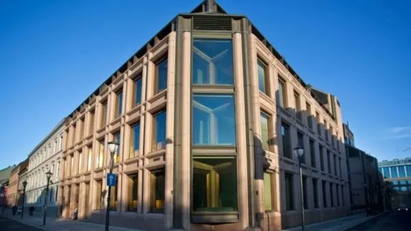 النرويج منذ ساعات ترسم إشارة المرحلة القادمة…وتفعل ذلك بصمت…
تقرر رفع الحظر عن الاستثمار في سندات الحكومة السورية…
وفي المقابل؟ تضع إيران داخل قائمة الحظر.
ماذا يعني هذا…انظر:
نحن لا نتحدث عن قرار مالي عابر…بل عن إشارة دخول إلى النظام المالي العالمي....صندوق النرويج