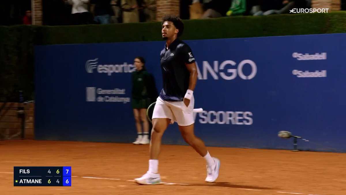 FILS AU BOUT DE LA SOIRÉE 🌙

Mené d’un set et d’un break dans la dernière manche, Arthur Fils sauve DEUX BALLES DE MATCH et remporte le duel 100% français contre Terence Atmane (4-6, 6-4, 7-6) à Barcelone. 🔥🇫🇷

Il affrontera Brandon Nakashima pour une place en 1/4 de finale.
