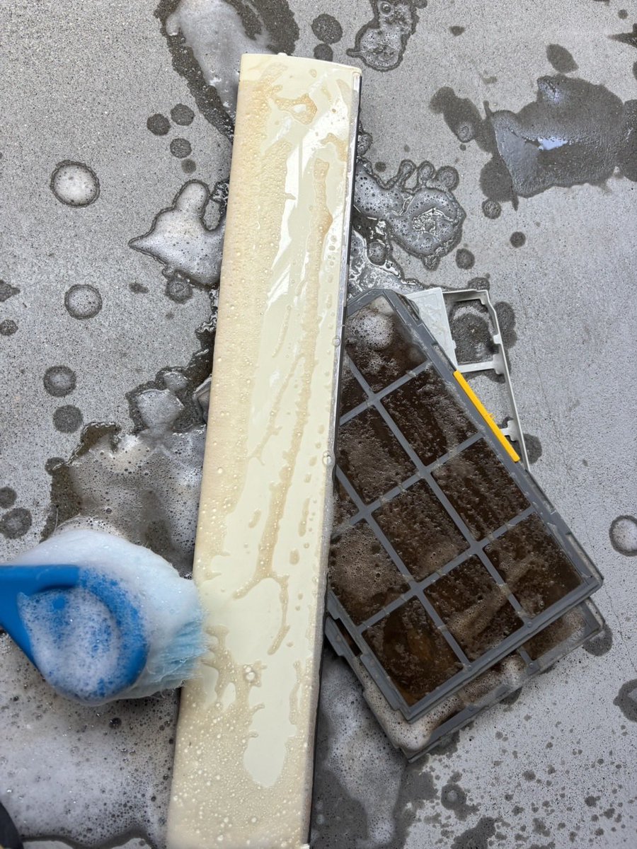 KIWAMEsyacyo's tweet image. 閲覧注意⚠️👀
皆さんのお家は大丈夫ですか？🤔
月曜日に現場行った時の模様です😱
機密性が高い最近の住宅ではこれが全室で撒かれているのです🥶
子供さんやアレルギーの方は
これが原因かも🥺