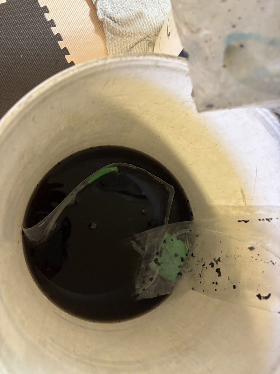 KIWAMEsyacyo's tweet image. 閲覧注意⚠️👀
皆さんのお家は大丈夫ですか？🤔
月曜日に現場行った時の模様です😱
機密性が高い最近の住宅ではこれが全室で撒かれているのです🥶
子供さんやアレルギーの方は
これが原因かも🥺