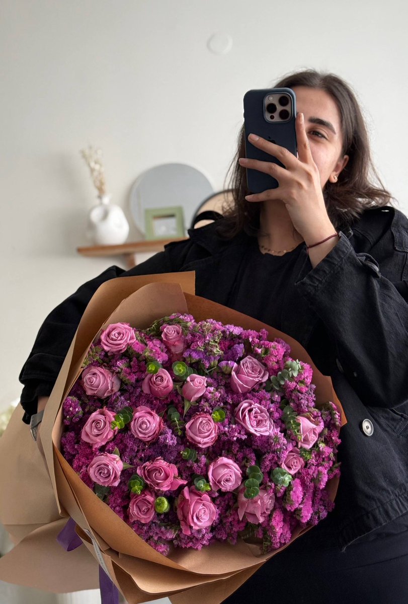 بعد ۴۷ روز دوری اجباری از کاری که خیلی دوسش دارم🥲
بالاخره چراغ استودیو امروز روشن شد پس اگه گل خواستید ما هستیم🤍
niyayeshflower