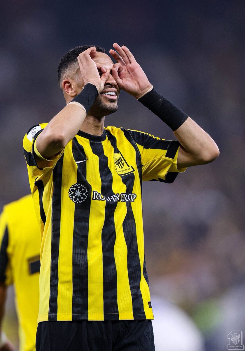 اللاعب الكلب 

بدون اي قيمة فنية مجرد لاعب زيادة عدد 
 #الاتحاد_الوحده_الاماراتي