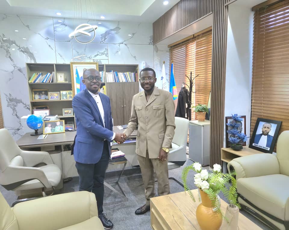 Kinshasa - Mardi 14 Avril| J'ai l'honneur d'échanger avec le Directeur Général de la Fondation Etienne Tshisekedi, Doctorant <a href="/ArunaNdarabu3/">Aruna Ndarabu</a> , sur des sujets d'intérêt national. Il fait partie des élites émergentes de qualité. facebook.com/share/p/18dTPp…
