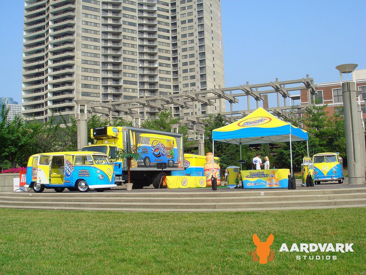 aardvarkstudio_'s tweet image. Temps are heating up ☀️ Summer’s almost here.

We turned a 1970s VW bus into a retro dream for SunnyD: surfboards, throwback vibes, and all. 

Ready to turn your brand into a summer classic!?

#Experiential #ExperientialMarketing #Sampling #VWBus #Fabrication #Mobiletour #acosta