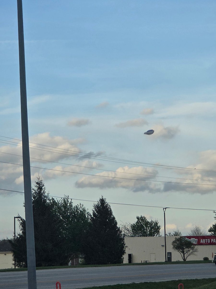 OutdoorAddix's tweet image. A relative just shared this with me. Seen in Missouri yesterday on their way home from work. They said others were looking at it and also taking video. 
I fine tuned the closeup pic to bring out detail 
#UFO #UAP #missouri