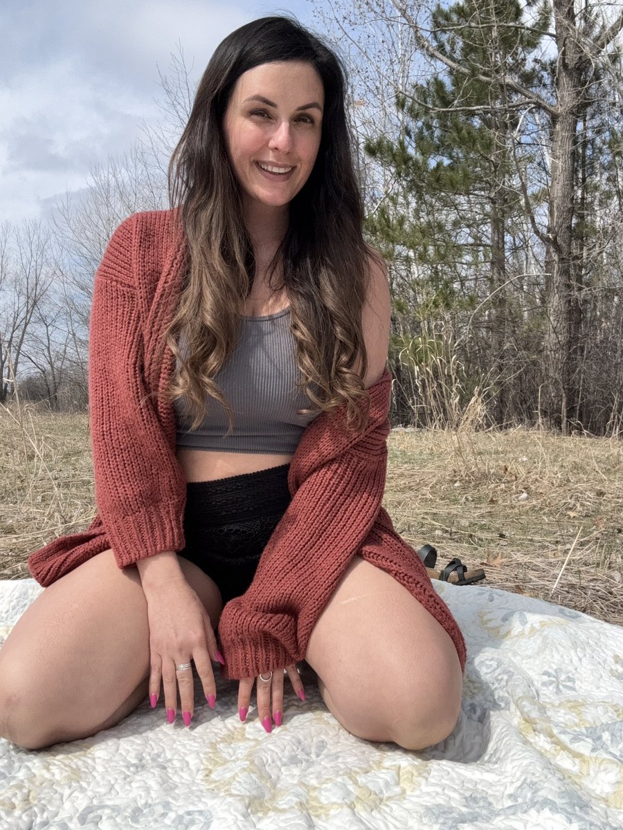 barefootmamaJen's tweet image. Will you check me for ticks? 

#ticks #natural #curvy #party