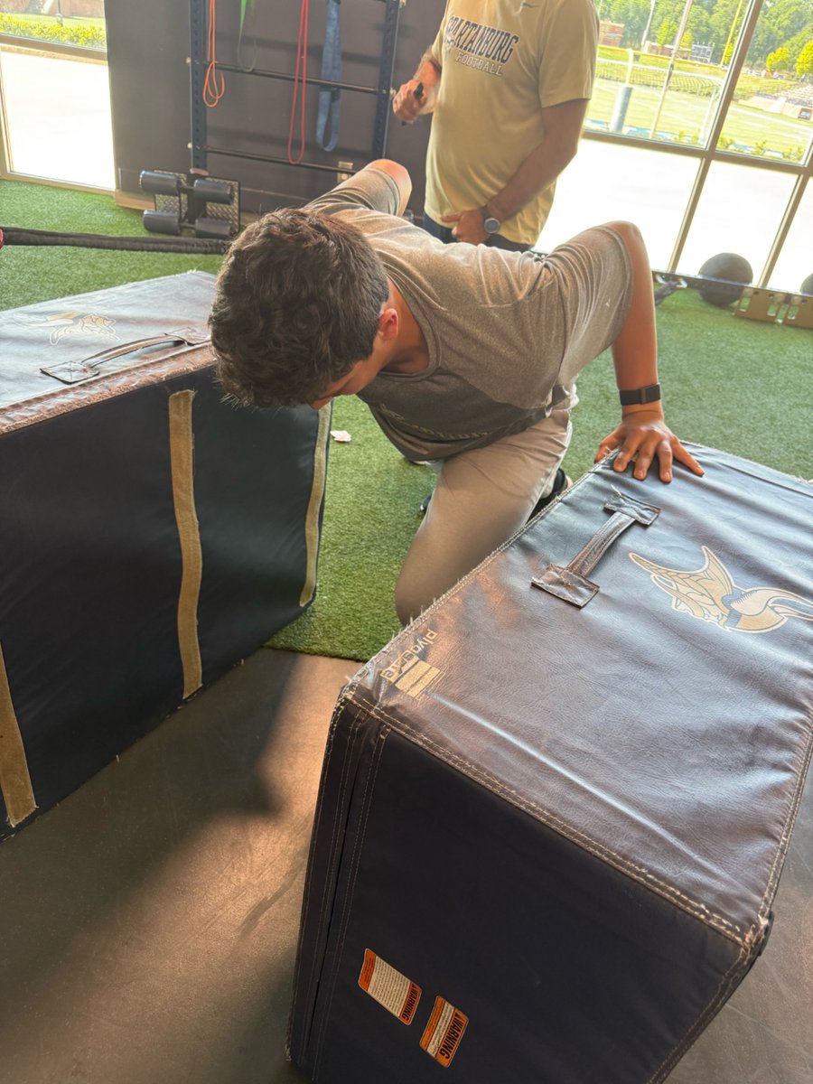 Spartanburg_FB's tweet photo. The standard is clear when the Head Coach is out front demonstrating the work.

Lead it. Teach it. Demand it.

#GoldStandard https://t.co/hTF0Ydu9l8