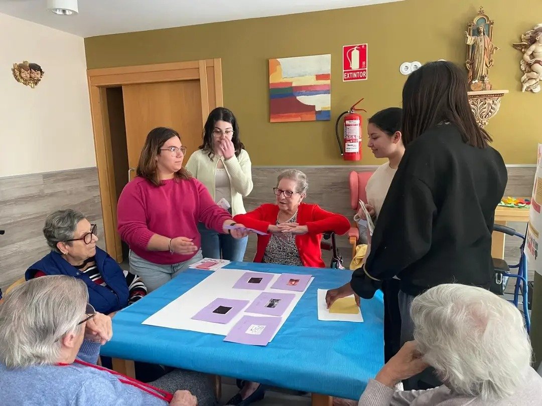 Gracias a nuestra profesora honorífica, Esperanza Cabrera, por guiarnos a todos y por la excelente organización y, por supuesto, gracias a la residencia Gerialba por acogernos y a sus residentes por todo el cariño