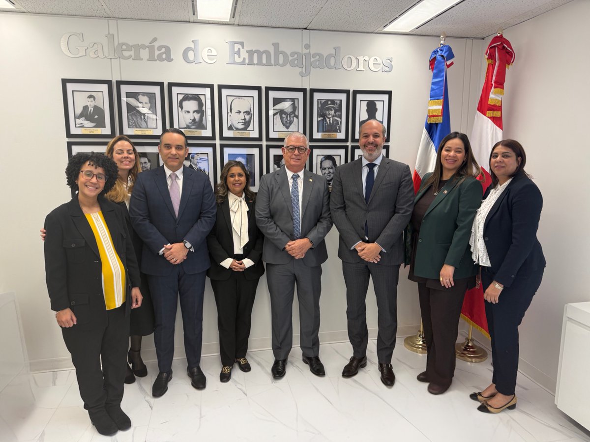 RDenCanada's tweet photo. Hoy recibimos en nuestra sede diplomática la visita del embajador José Rafael Espaillat, rector del Instituto de Educación Superior en Formación Diplomática y Consular (@INESDYC_RD), quien se encuentra en Canadá desarrollando una agenda académica enfocada en ampliar los espacios de cooperación e intercambio entre la República Dominicana y Canadá.

Durante esta, tuvimos la oportunidad de conocer de primera mano los avances y proyectos que impulsa el INESDYC, así como su visión estratégica a futuro en materia de formación diplomática y consular, junto con el desarrollo de su oferta académica y otros componentes curriculares de interés.

Agradecemos al embajador José Rafael Espaillat por su visita y por el provechoso intercambio sostenido, así como por su disposición al diálogo y la colaboración. @MIREXRD @JoseBlanco