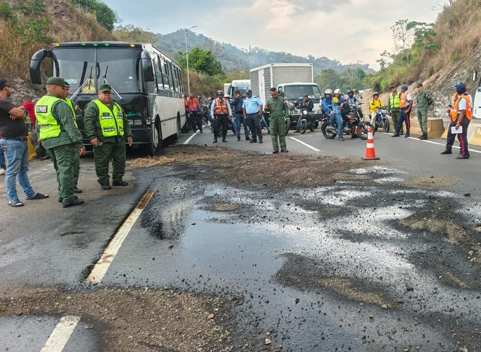 traficovv's tweet image. #ARC - Cerrado el paso a la altura del Km 30, después de Maitana, debido a un accidente hace minutos de vehículo Encava, derramando gasoil en la vía sentido Valencia. Autoridades en el lugar. (4:11 p. m.)

📷 Cortesía