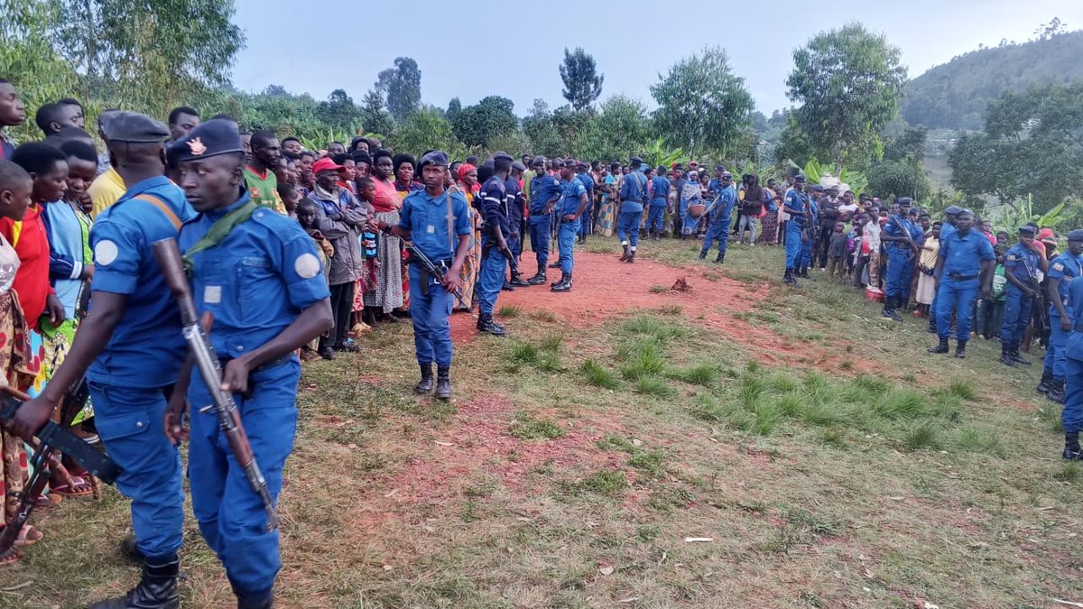 MagazineJimbere's tweet photo. 🗣️ « Nous accueillons votre message, mais nous vous demandons de libérer notre collègue que vous avez arrêté ». C’est la demande des habitants de la colline #Gihamagara, en commune #Gitega, adressée à l’administrateur communal, au conseiller juridique du gouverneur de @Gitega, au procureur de la République près le tribunal de grande instance ainsi qu’aux agents de sécurité, ce 14 avril 2026, lors de leur descente sur cette colline
👆🏾 Cette visite visait à transmettre un message d’apaisement après la mort inexpliquée d’un jeune homme qui venait de célébrer son mariage à l’église(https://t.co/AO2eHWTlXK)
👮🏾♂️ Ces autorités ont exhorté la population à cesser de se faire justice elle-même et ont rassuré que des enquêtes sont en cours afin de punir les coupables. Elles ont également décidé de renforcer la sécurité sur cette colline
#Burundi