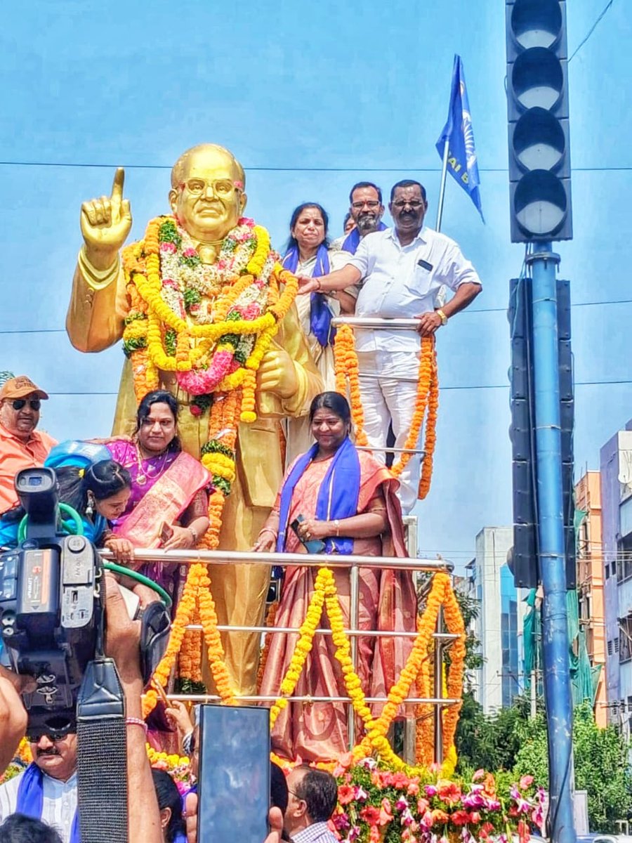 KUR_BRS's tweet photo. మల్కాజిగిరి లోని, ఆనంద్‌బాగ్ మరియు నేరెడ్మెట్ జెజె నగర్ ప్రాంతాల్లో బి. ఆర్. అంబేద్కర్ గారి జయంతి సందర్భంగా అంబేద్కర్ గారి విగ్రహాలకు పూలమాలలు వేసి నివాళులు అర్పించారు.
#ambedkarjayanthi #neredmet #yapral #Malkajgiri #kothapallymeenareddy https://t.co/IHozYJcMKz
