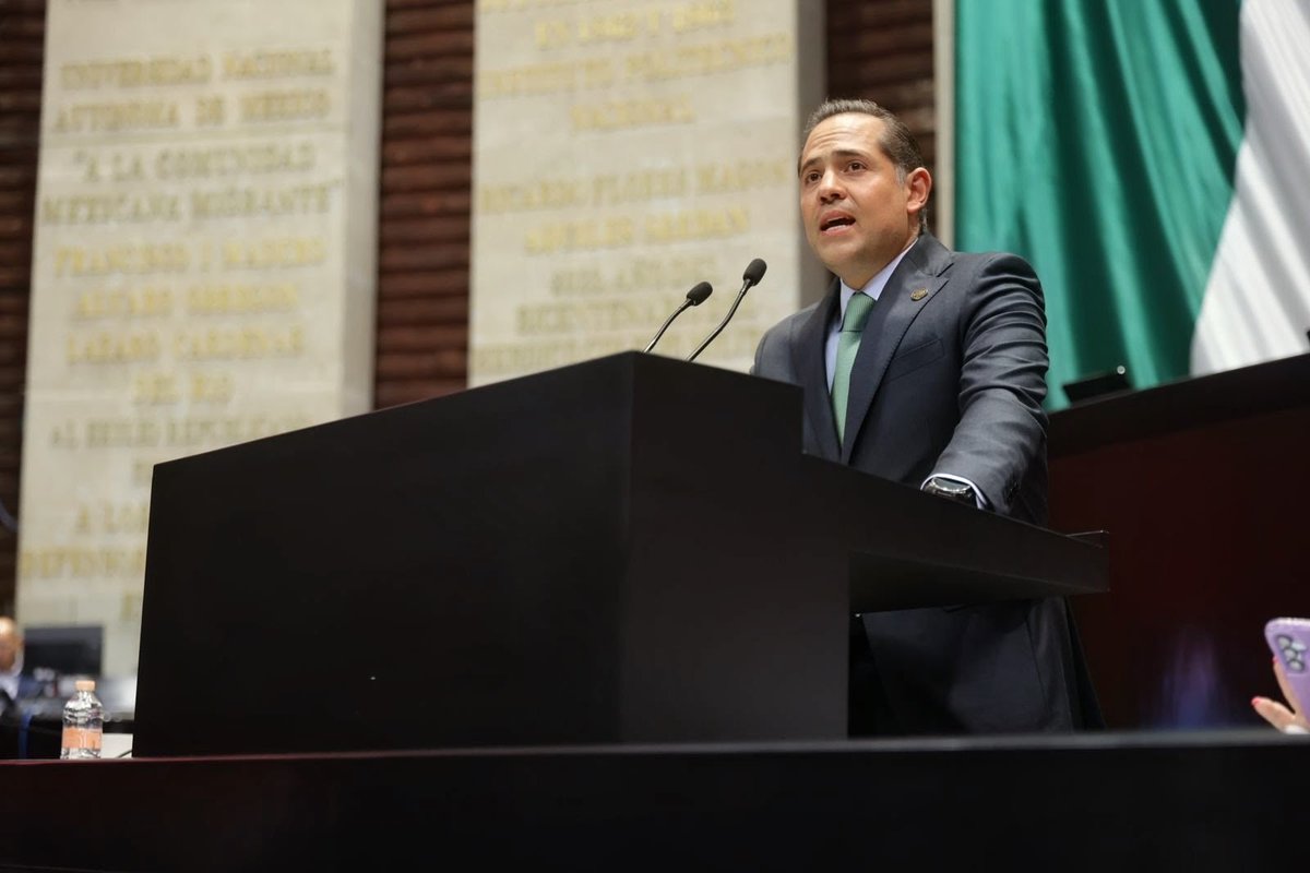 RaulBCCue's tweet photo. #Hoy tuve el honor de subir a tribuna en el Pleno de la Cámara de @Mx_Diputados para presentar una iniciativa de suma importancia para las infancias de nuestro país.

El llamado “grooming” es una deuda urgente con niñas, niños y adolescentes en la era digital.

La revolución digital nos conecta como nunca antes, pero también abre puertas invisibles al peligro: desconocidos manipulan, captan y explotan a nuestros menores en pantallas que parecen inofensivas, mientras la impunidad silencia su dolor.

La iniciativa propone la creación de una Estrategia Integral que busca prevención, protección, detección y atención a víctimas.

Proteger a las niñas, niños y adolescentes es un imperativo moral para nosotros, los legisladores.

#NiñezProtegida