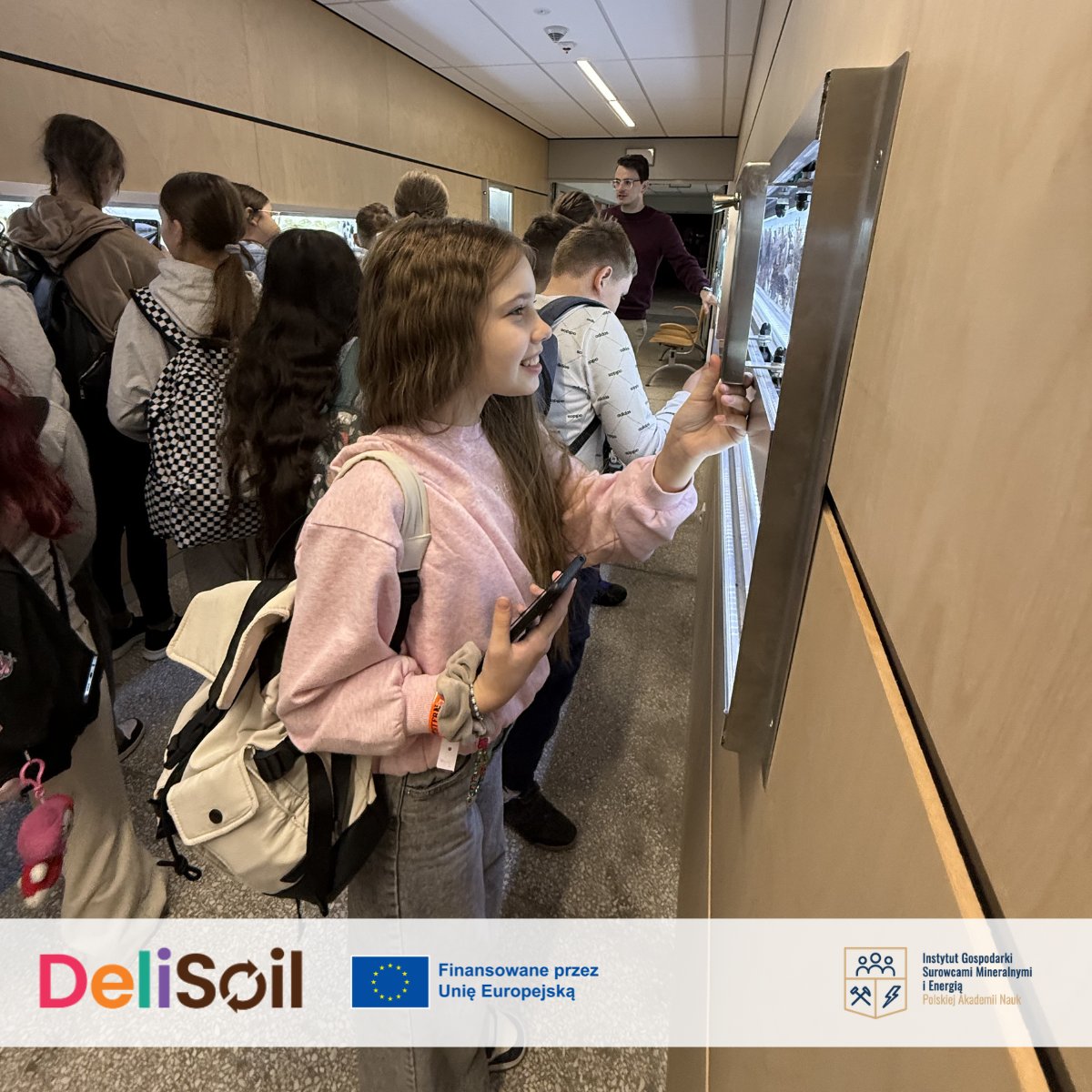 IGSMiE's tweet image. 🌿💧 Dzień 2 szkoły letniej „Sekrety gleby i wody”

Kraków 📍 i wizyta w Centrum Edukacji Gleboznawczej – Muzeum Gleb URK 🌱
Gleby, minerały, owady 🪨🐜 + czas na odkrywanie miasta 🏙️
Nauka w praktyce! 💙

@DeliSoilEU  #HorizonEurope #Soil #Water #Krakow