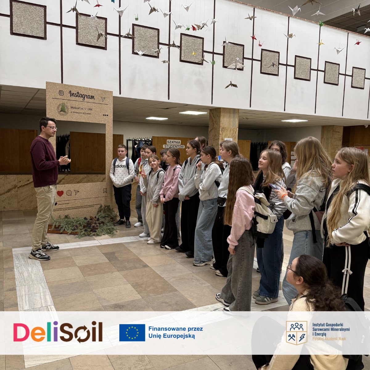 IGSMiE's tweet image. 🌿💧 Dzień 2 szkoły letniej „Sekrety gleby i wody”

Kraków 📍 i wizyta w Centrum Edukacji Gleboznawczej – Muzeum Gleb URK 🌱
Gleby, minerały, owady 🪨🐜 + czas na odkrywanie miasta 🏙️
Nauka w praktyce! 💙

@DeliSoilEU  #HorizonEurope #Soil #Water #Krakow