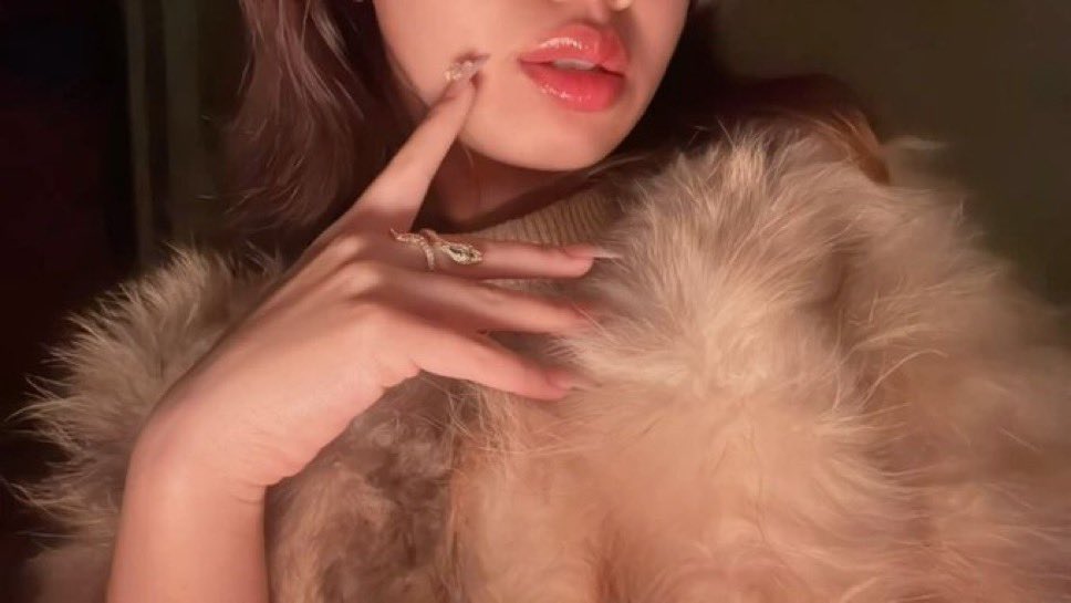 أجُيد مُراضاة نفسي وتدليلُها
وهذا أهم ما يُمكن أن تمتلكه 
         ❣️- أُنثى -❣️