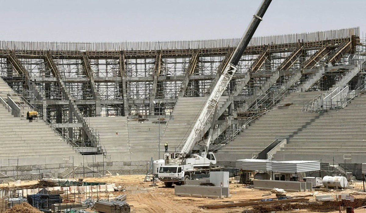 SaudiProject's tweet photo. تتواصل الأعمال الإنشائية في #ملعب_جامعة_الإمام في الرياض بوتيرة متسارعة، مع تقدم تنفيذ المدرجات الخرسانية وأجزاء من الهيكل العلوي، إلى جانب أعمال السلالم، ضمن الاستعدادات لاستضافة كأس آسيا 2027 https://t.co/1ITVAbMC8H
