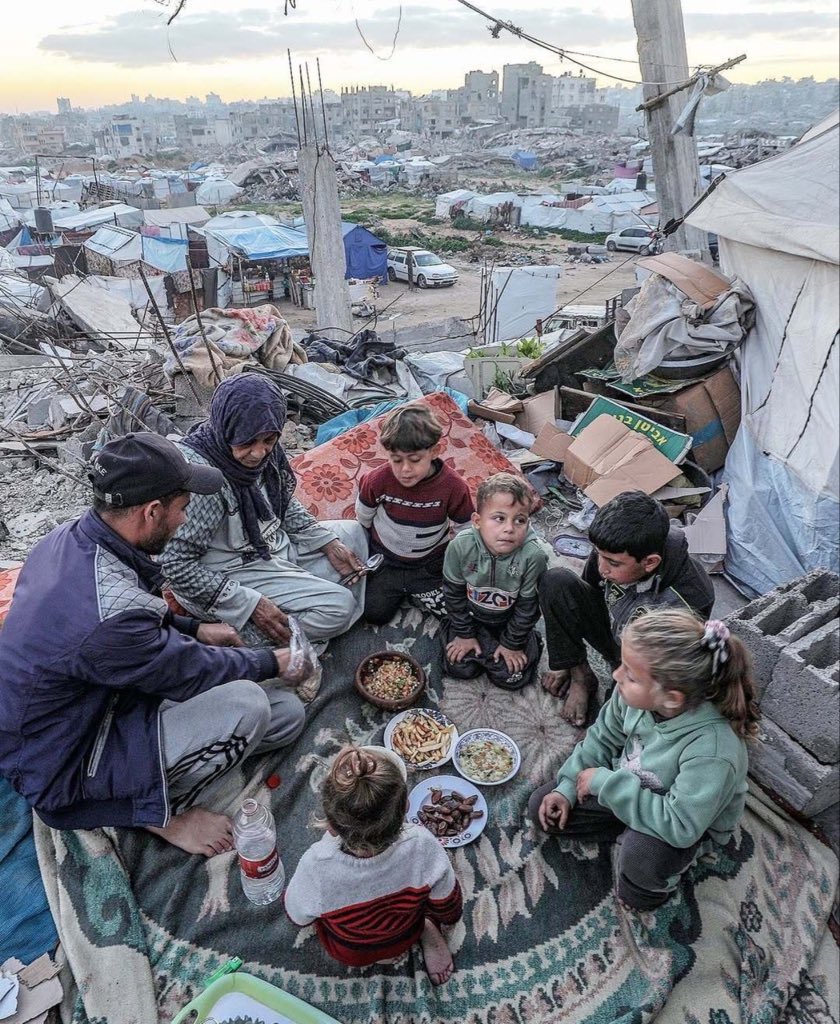 "İnsanlık Gazze'de enkaz altında kaldı. Çıkartmaya gücünüz yetmiyor mu, yoksa nefes almasını mı istemiyorsunuz? GÖRÜN ARTIK! 🛑🛑🛑"
#ShoutToGaza