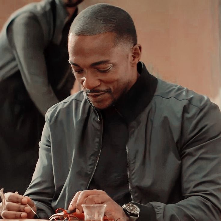 MrMeMania_'s tweet image. 《☆Sam Wilson core☆》He's so dappled light source, so gentle summer breeze, so gingersnap cookie, so turtle dove♡