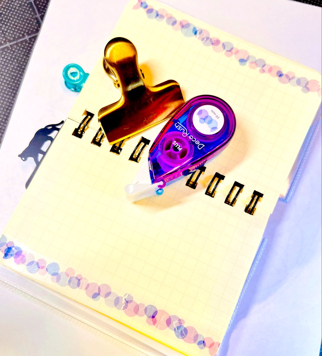 asahinaitsuku's tweet image. #デコラッシュ #PLUS #ケセラ #セーラー万年筆 #ロルバーン 

備忘録
ケセラとデコラッシュの練習

【デコラッシュ】
平成期の初代デコレーションテープの時は、ぶんぶんハチ🐝が可愛くてのほほんとしてて好きだった。

手を止めると絵柄が割れるので
少々ひと息に引く方がうまくいく(やも)