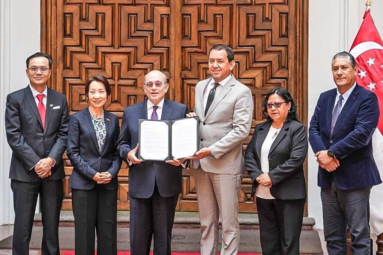 DiarioElPeruano's tweet photo. 📌¡Hito histórico en Asia! Perú conquista el mercado de Singapur para la carne de ave y cerdo👉https://t.co/kPuh5X7Ffe https://t.co/SoMLFVLoWb
