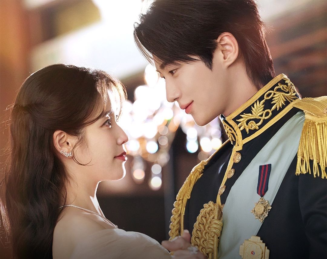 namjhyuns's tweet image. Imagine you are the cutie patootie King of the Republic of Korea. You adore your dignified gentleman Uncle and he marries the coolest woman in the kingdom that will have your back like a tigress protecting her cub.

#PerfectCrown #kdrama
#IU #ByeonWooSeok