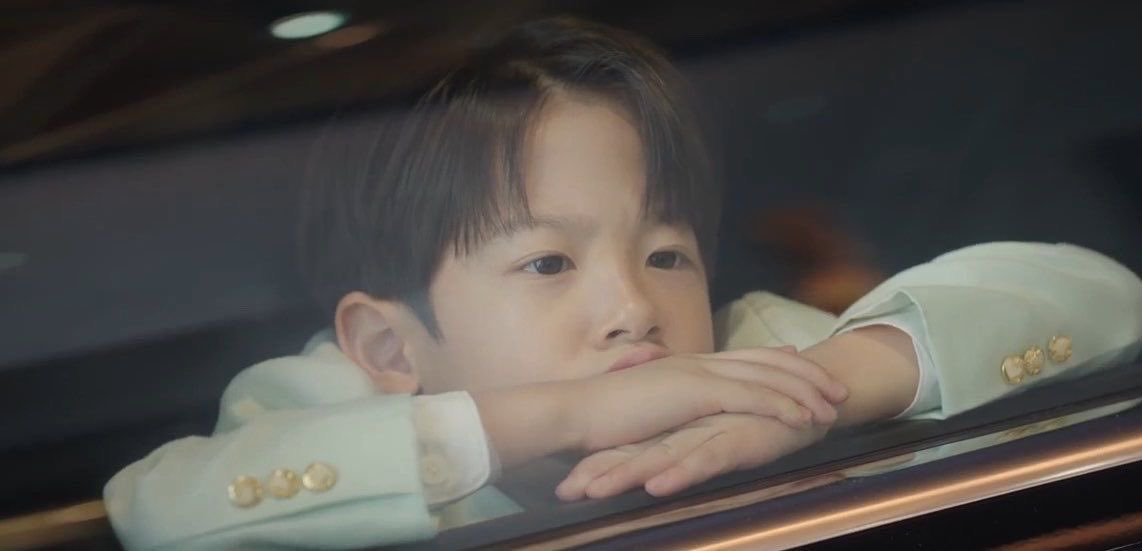 namjhyuns's tweet image. Imagine you are the cutie patootie King of the Republic of Korea. You adore your dignified gentleman Uncle and he marries the coolest woman in the kingdom that will have your back like a tigress protecting her cub.

#PerfectCrown #kdrama
#IU #ByeonWooSeok