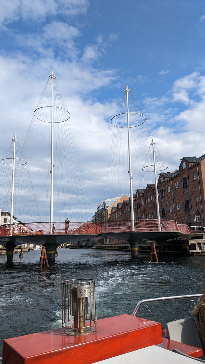 ilturista_info's tweet photo. ✨ La crociera sui canali di Copenaghen offre un colpo d’occhio sulla città da una prospettiva insolita: l’acqua 🌊 Da Ved Stranden o Nyhavn partono tour classici di un’ora o 90 minuti che arrivano fino al porto
👉 Più orari durante il giorno. https://t.co/R8rVy9ZWug
