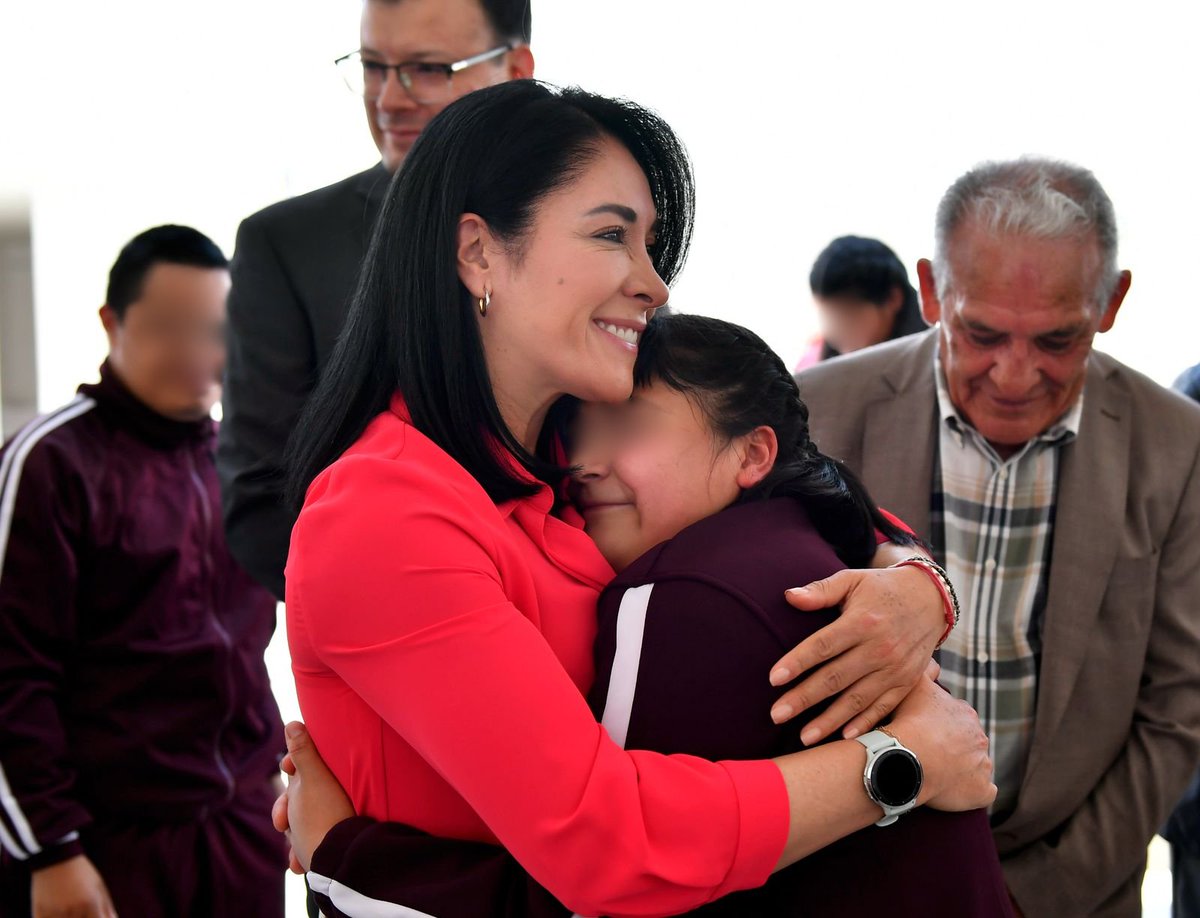 DIFEM_'s tweet image. Nuestra Directora General, @karinalabastida, recibió a integrantes de la @CMIC_Edomex en nuestros #CAS, donde, a través de la estrategia “Alas Colibrí”, fortalecemos alianzas para nuestras niñas, niños y adolescentes. #ElPoderDeServir