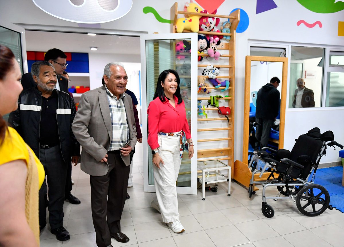 DIFEM_'s tweet image. Nuestra Directora General, @karinalabastida, recibió a integrantes de la @CMIC_Edomex en nuestros #CAS, donde, a través de la estrategia “Alas Colibrí”, fortalecemos alianzas para nuestras niñas, niños y adolescentes. #ElPoderDeServir