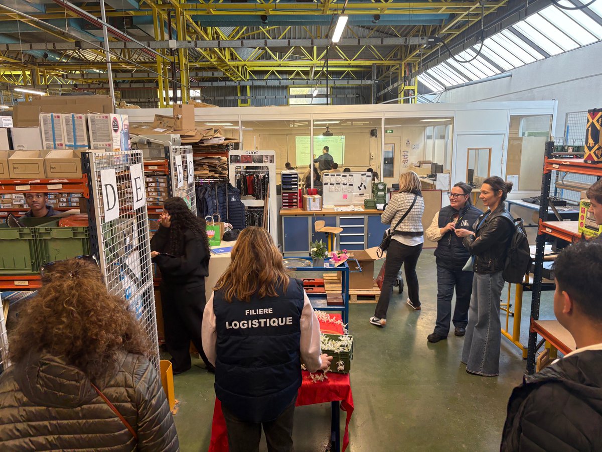 LyceeHutinel's tweet photo. Accueil des professeurs et CPE de collèges pour une matinée dédiée à la découverte de la filière logistique.
👉 échanges avec élèves et enseignants
👉 visite du Palais des Festivals de Cannes pour découvrir la logistique événementielle
Un secteur dynamique et en pleine évolution. https://t.co/w5QS0ydCfT