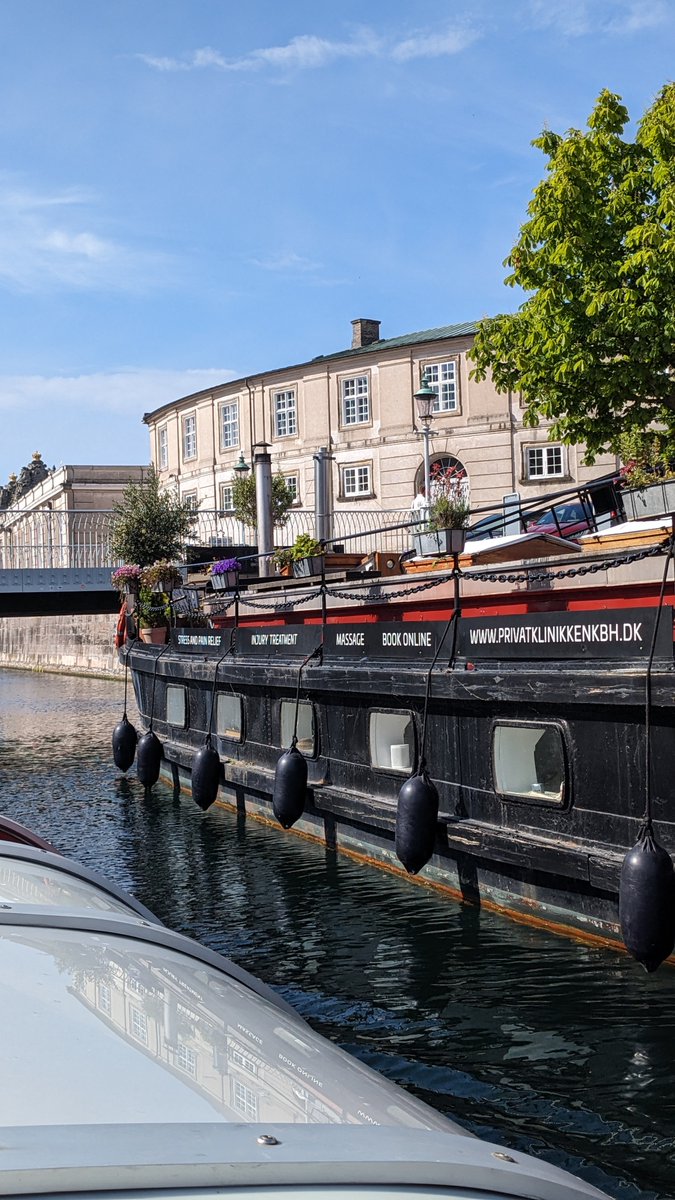 ilturista_info's tweet photo. ✨ La crociera sui canali di Copenaghen offre un colpo d’occhio sulla città da una prospettiva insolita: l’acqua 🌊 Da Ved Stranden o Nyhavn partono tour classici di un’ora o 90 minuti che arrivano fino al porto
👉 Più orari durante il giorno. https://t.co/R8rVy9ZWug