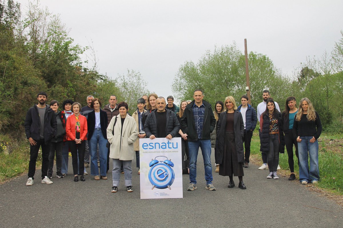 kontseilua's tweet photo. Gaur, Udalerri Euskaldunen Mankomunitateak (@uema_eus) abiarazi duen #ESNATU dinamikarekin bat egin dugu Euskal Herri osoko 18 eragilek.
Arnasguneetan eta udalerri euskaldunetan euskarak atzera egin ez dezan konpromiso zehatzak hartu ditugu.
👉 https://t.co/2mJuLAKYrr https://t.co/uCtC9wvDSU