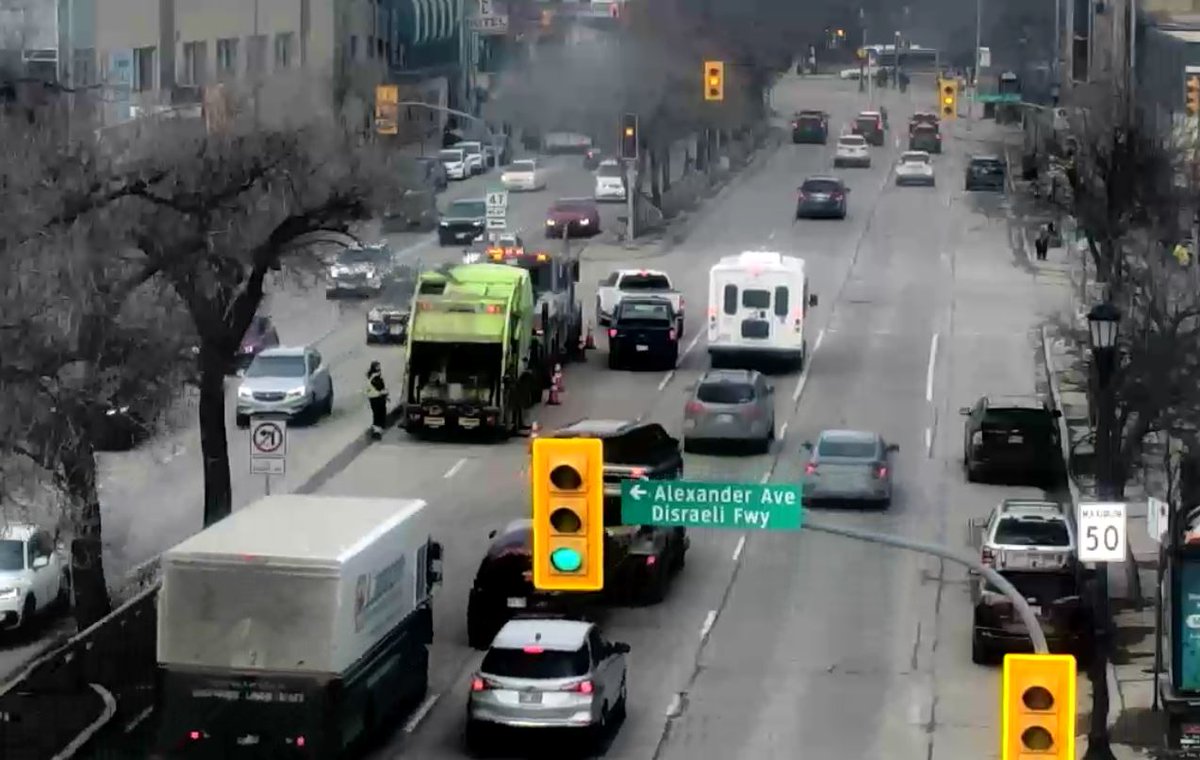 WinnipegTMC's tweet image. TRAFFIC ALERT:
MAIN &amp;amp; LOGAN
Stalled garbage truck blocking the northbound left turn lane. Keep right to pass and expect some northbound delays.
#WPGtraffic #Winnipeg #WpgTMC
