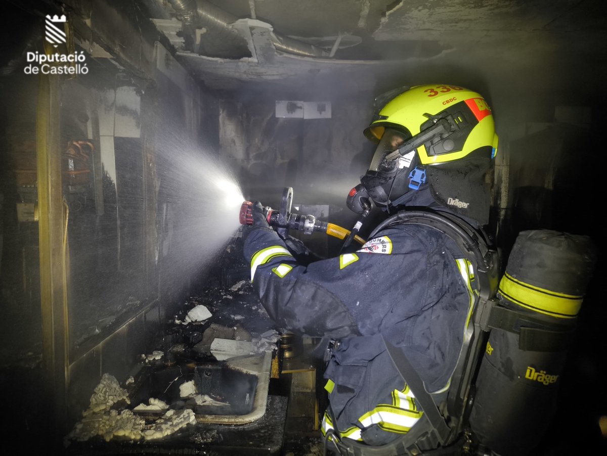BombersDipcas's tweet photo. Actualización incendio vivienda #Vilareal: Incendio controlado, 2 personas estaban confinadas en el interior de la vivienda colindante que también se ha visto algo afectada  por humo. #Bomberos  han evacuado con seguridad a sus 2 ocupantes hasta el exterior. Se continua trabajando.