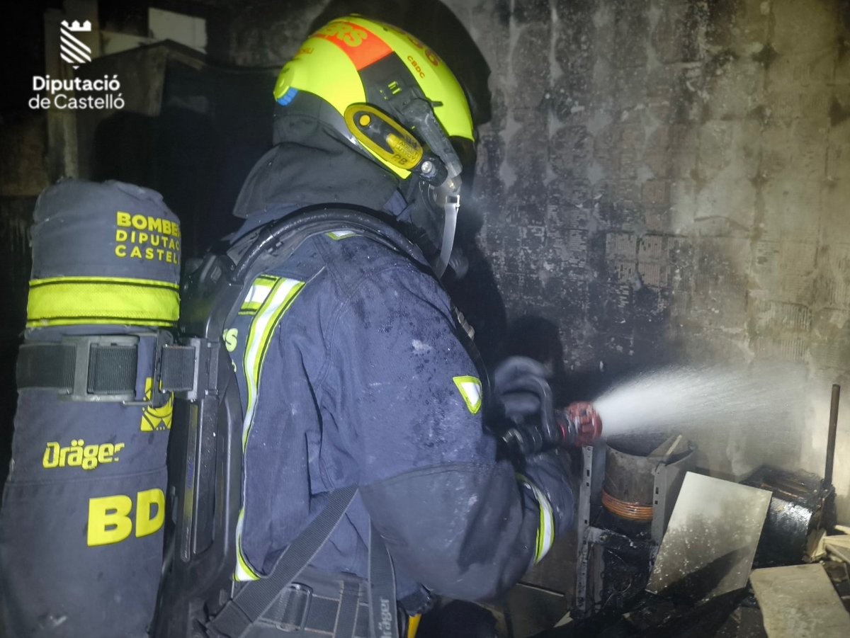 BombersDipcas's tweet photo. Actualización incendio vivienda #Vilareal: Incendio controlado, 2 personas estaban confinadas en el interior de la vivienda colindante que también se ha visto algo afectada  por humo. #Bomberos  han evacuado con seguridad a sus 2 ocupantes hasta el exterior. Se continua trabajando.
