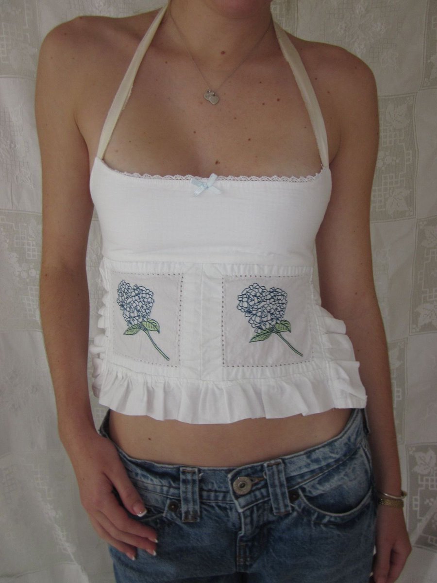 h0neyndmilk's tweet image. this top is extremely cute