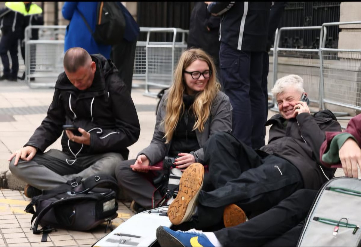 robbiekane74's tweet photo. Messers & caught with me head down.. working of course lol #PressPack #DailEireann #ConvidenceVote https://t.co/KCAO2q2Qhm