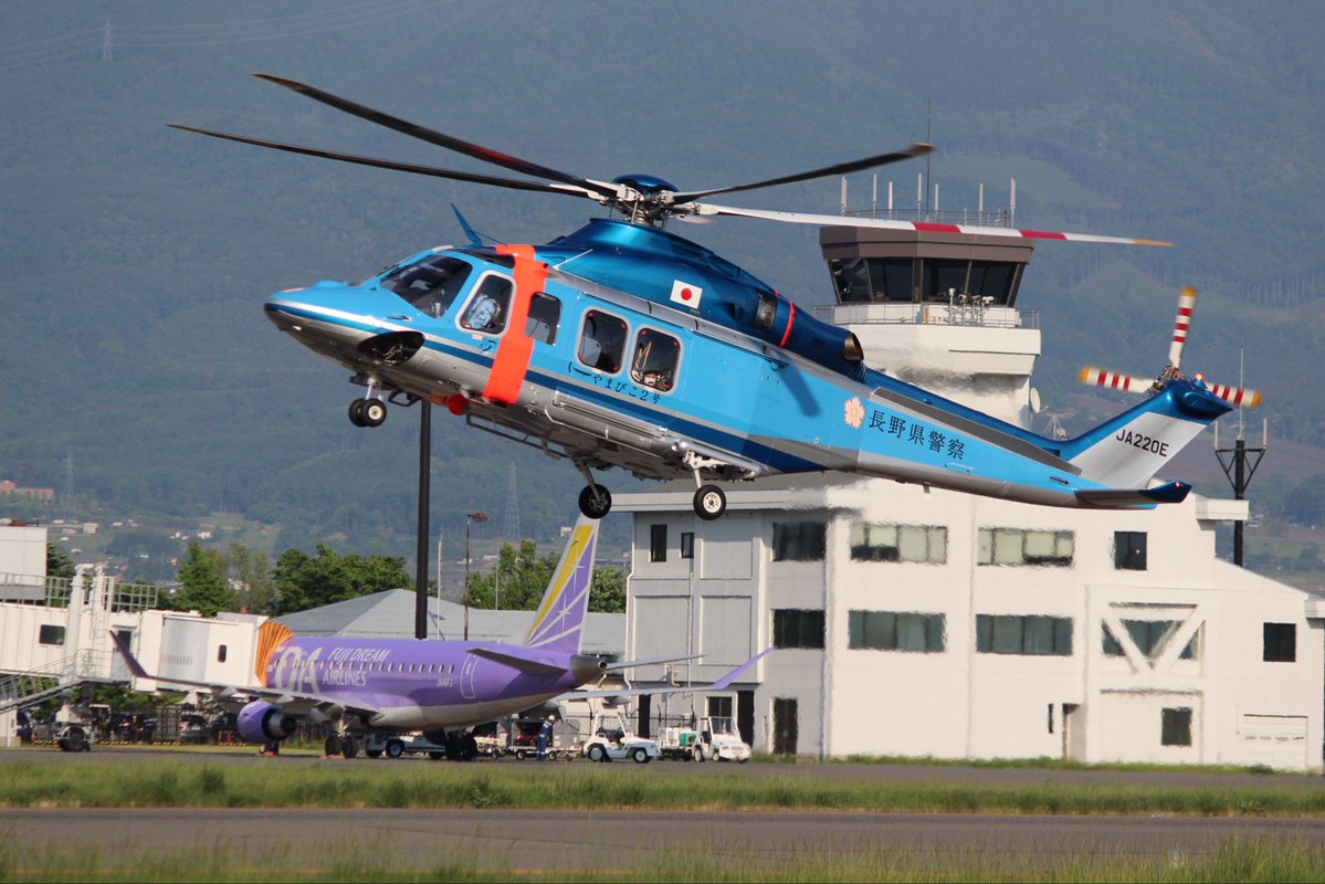 kanayu51's tweet image. おはようございます☀

4月15日・水曜日✨ﾍﾘｺﾌﾟﾀｰの日🚁
松本空港にはFDAの飛行機はもちろん
ヘリコプターもいらっしゃいます🎵
たまにはヘリさんの写真も😊
週の真ん中・すいすい水曜日🩵
みなさま 今日も良い一日を🚁✈︎✨

#フジドリームエアラインズ
#FDA    #やまびこさん