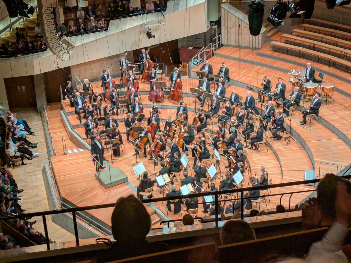 MTodate's tweet photo. 音響の違いあれど今宵は練れた演奏で即興的なサジェスチョンにオケはピタリと反応、デュナーミクの幅を広くとり、構築性よりも横に流れるドラマを描きたいティーレマンのベートーヴェン。エグモントは今日もまた唐突に始まるが世界が変わる演出は功を奏した。速いテンポで一気呵成。 https://t.co/rTSe4hHItX