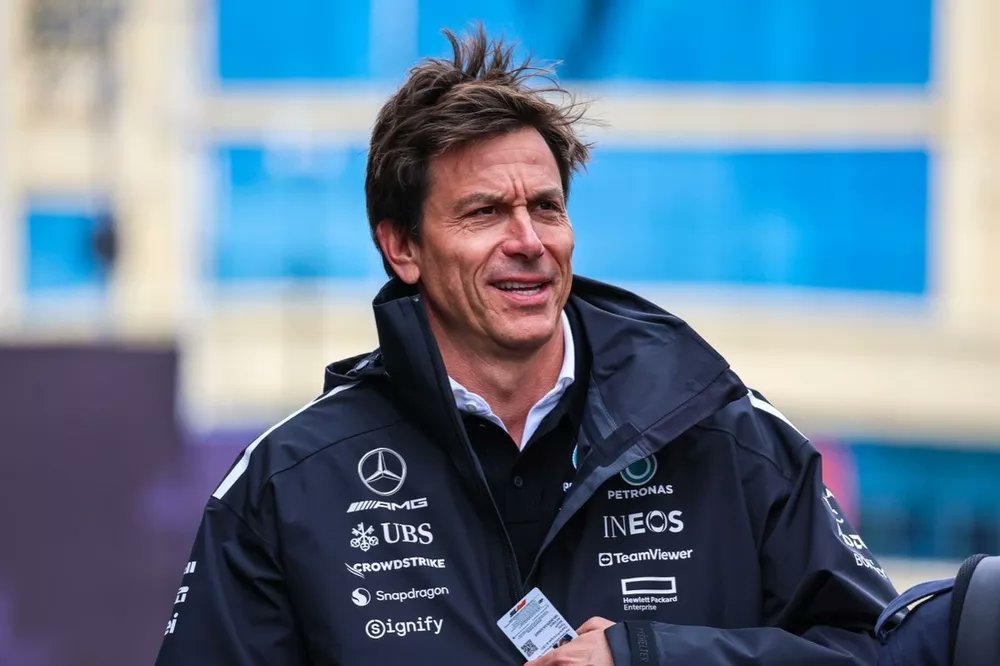 🚨 Toto Wolff details his DRIVER MANAGEMENT philosophy. Shaped by racing career to handle F1 pressure. 👉 Patient, LONG-TERM approach to Kimi Antonelli – contrasts quicker triggers at other teams.