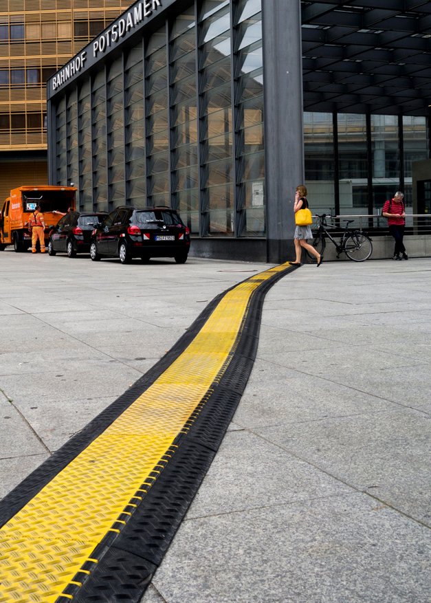 CreativeWisdom_'s tweet image. Berlin, Germany #PhotographyTips #streetphoto #germany #Berlin #yellow #travel