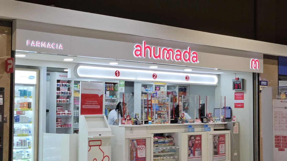 El_Ciudadano's tweet photo. Químicos farmacéuticos de Farmacias Ahumada denuncian graves vulneraciones laborales y de pago: "Es una práctica que se ha vuelto reiterada" https://t.co/VRtylKXfa8 https://t.co/9vP5mwPfd5