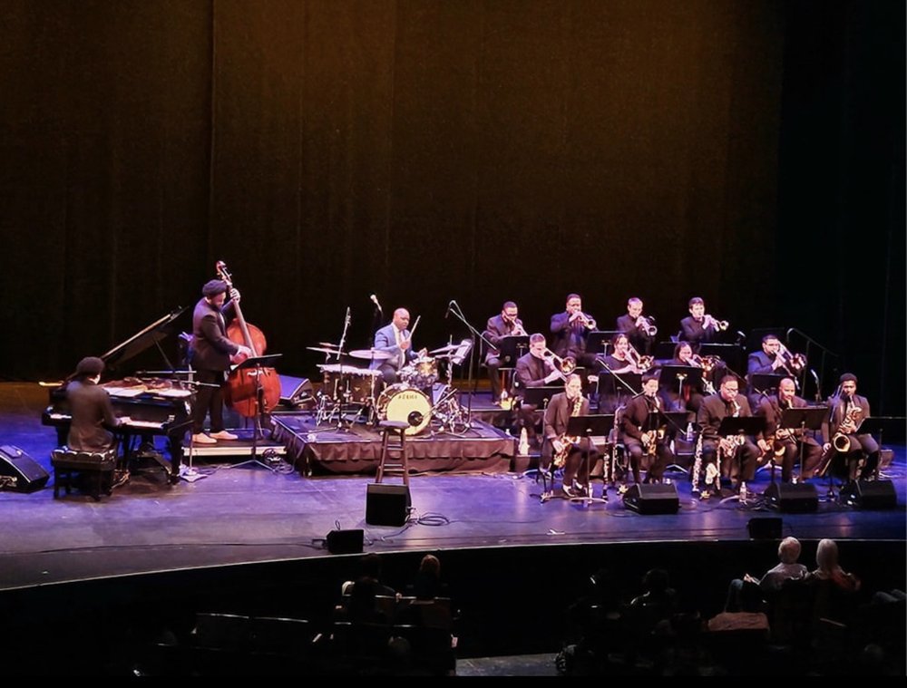 CapitalJazzClub's tweet image. #NP, 'Harlem Harlem Harlem', off the @UlyssesOwensJr #BigBand's *Soul Conversations*. (2021). The #CapitalJazzClub984, with #JacobAsiyo &amp;amp; @KaimaMwiti.
Bass: Yasushi Nakamura
Drums: Ulysses Owens Jr.
Vibraphone: Stefon Harris
Piano: Takeshi Ohbayashi
#UlyssesOwensJrBigBand.