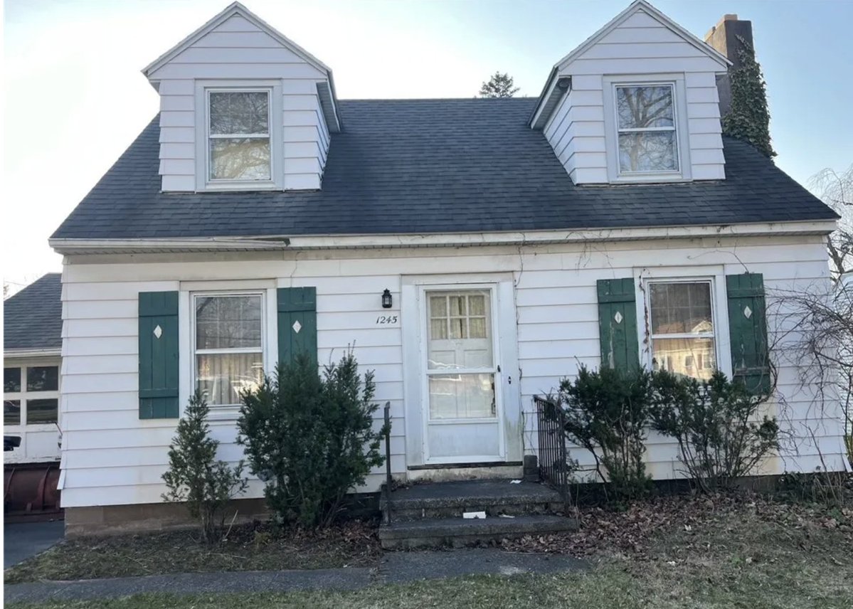 oldhouseunder50's tweet image. $59,900. With 1,556 sq ft of space, this 3-bedroom, 1.5-bath #NewYork cape offers a #fireplace, a spacious kitchen, a separate den, and a relaxing back porch and an attached single-bay garage.  oldhousesunder50k.com/c-1950-new-yor…