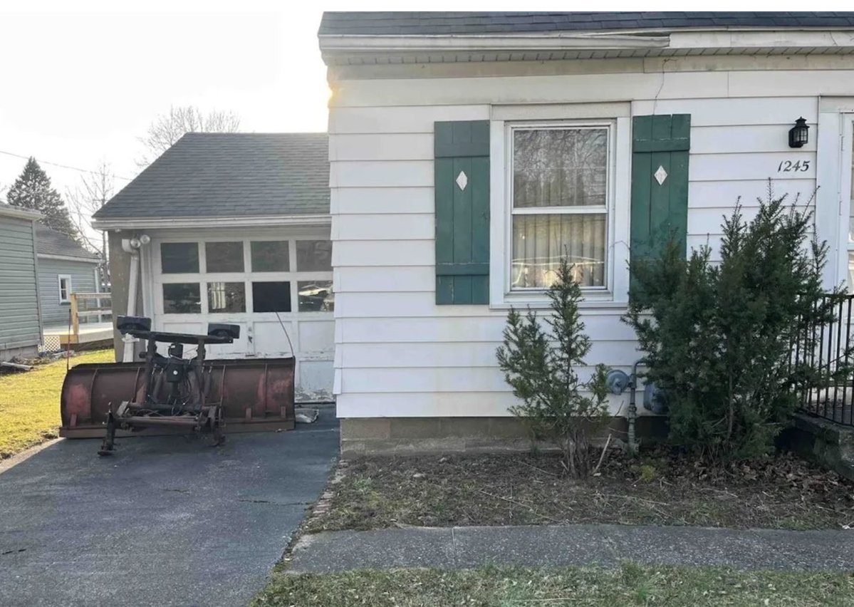 oldhouseunder50's tweet image. $59,900. With 1,556 sq ft of space, this 3-bedroom, 1.5-bath #NewYork cape offers a #fireplace, a spacious kitchen, a separate den, and a relaxing back porch and an attached single-bay garage.  oldhousesunder50k.com/c-1950-new-yor…