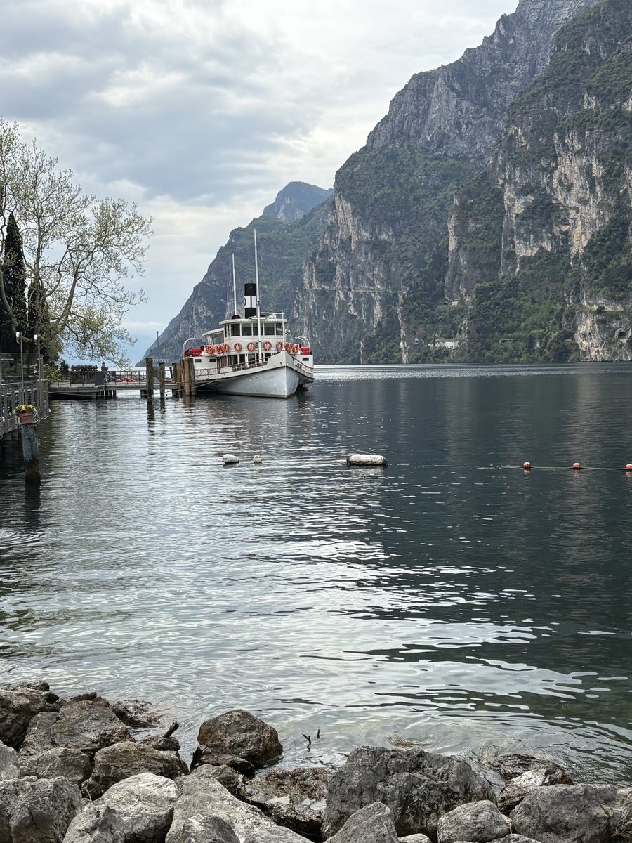 Herrmaennchen's tweet photo. Zu Fuß von #RivadelGarda nach #Torbole. Schöner Spaziergang bis auf einen Abschnitt. https://t.co/vpqp7e3rYR
