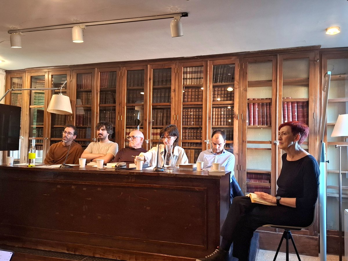MartaFdezJurjo's tweet photo. Presentació del llibre publicat per l'@institutteatre «El debat teatral a Catalunya. Antologia de textos de teoria i crítica dramàtiques. Del 1939 al 2020» a l'@AteneuBCN. Amb l'equip editor Enric Gallén, @aidayats, @Ramon_Aran, Martí Romaní i @Gerard__GR. Modera Mita Casacuberta https://t.co/uANbzbcZkQ