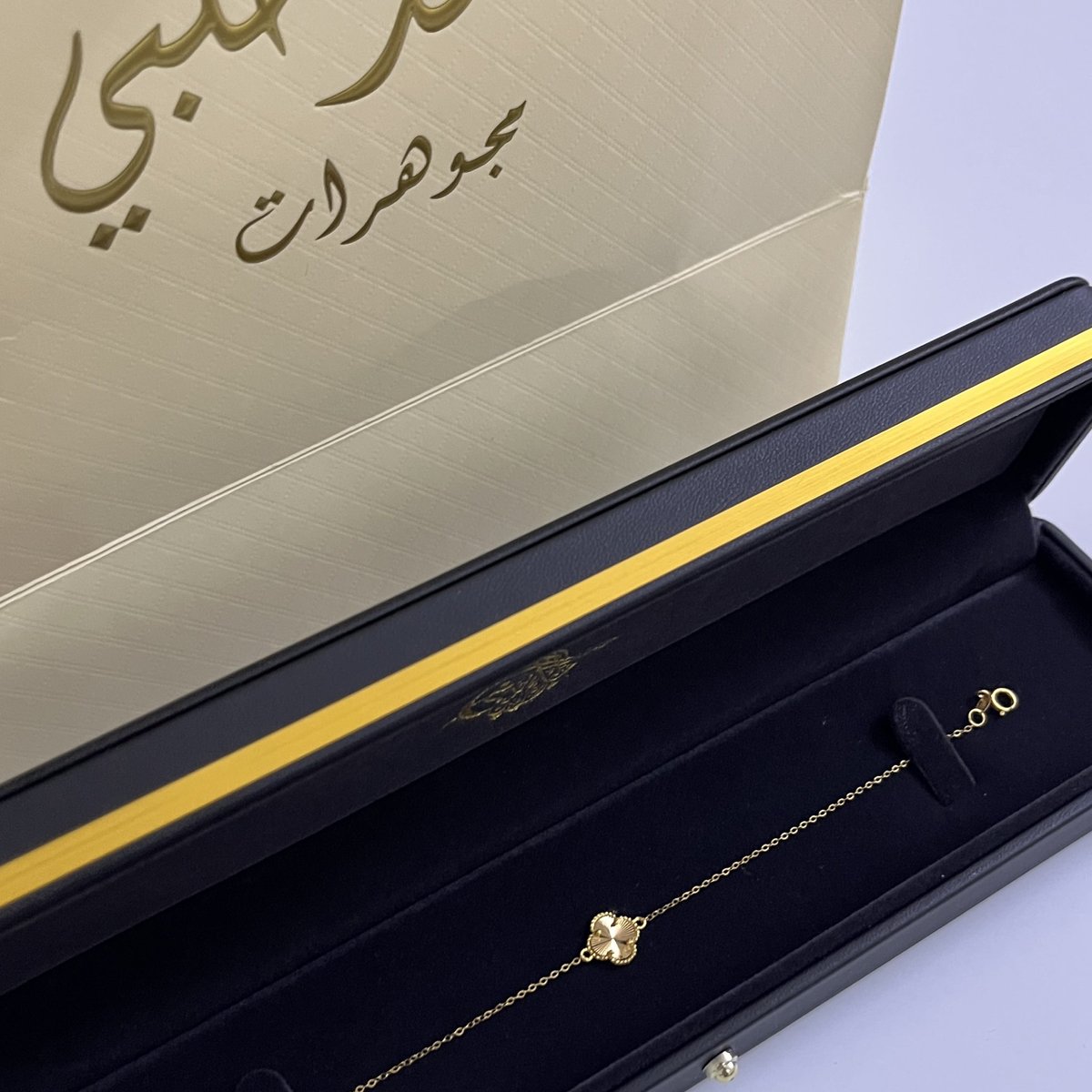 إن تدلعتِ يزهاك الدلع .. و الدلال 
و إن لبستِ الذهب قلنا ذهب و ذهبه
                             ❣️